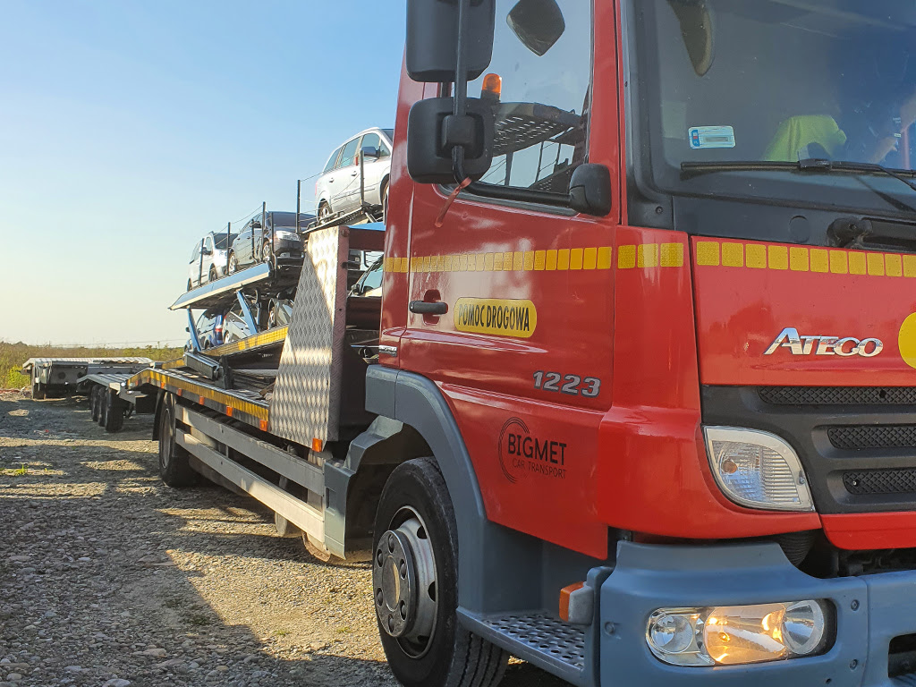 Dostawa zakupionego samochodu małą lawetą